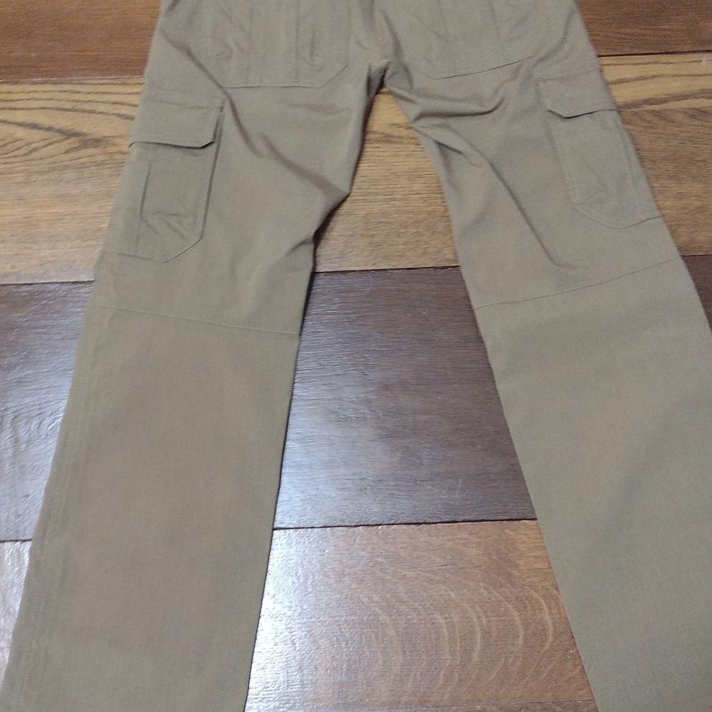 Under Armour New wTags, Cargo pants junior misses size 2 Brown